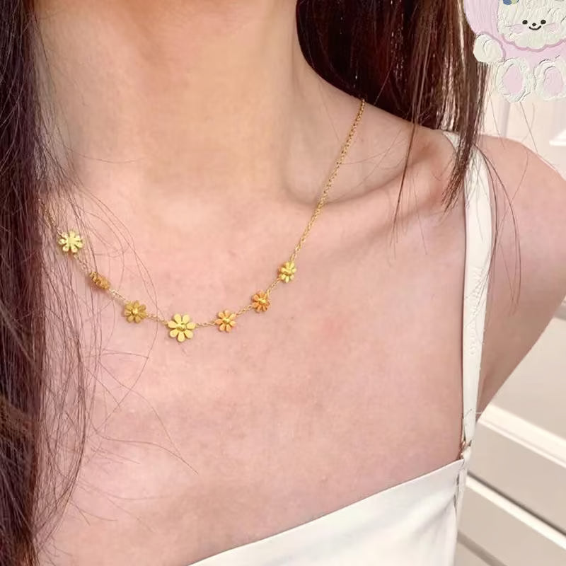 Flower Necklace for Women | Daisy Pendant Chain Necklace | Minimal Floral Jewellery Gift | - Petals & Ore