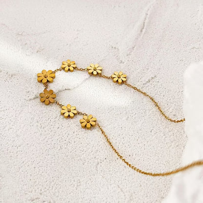 Flower Necklace for Women | Daisy Pendant Chain Necklace | Minimal Floral Jewellery Gift | - Petals & Ore